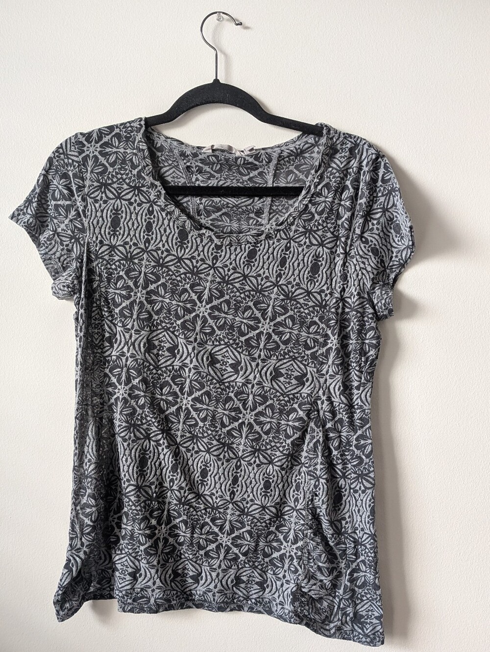 Athleta Black and Gray Patterned Short Sleeve Scoop Tee